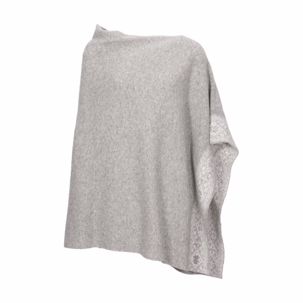 Stickad silver poncho med stjärnmönster