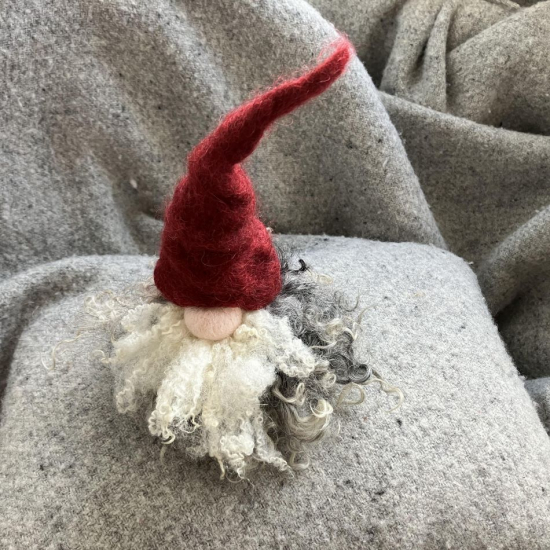 Tomte nåltovad i svensk ull