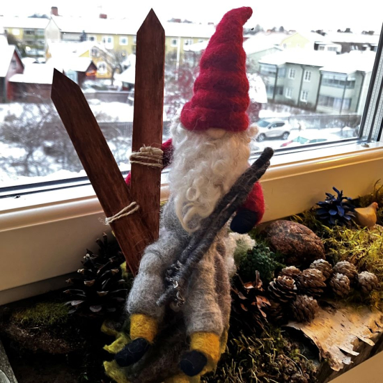 Ulltomte med skidor  i gruppen Landshopping.se / Hem & Hantverk / Handarbete / Nålfiltning - tovning hos Landshopping (10229_2024tomteskidor)