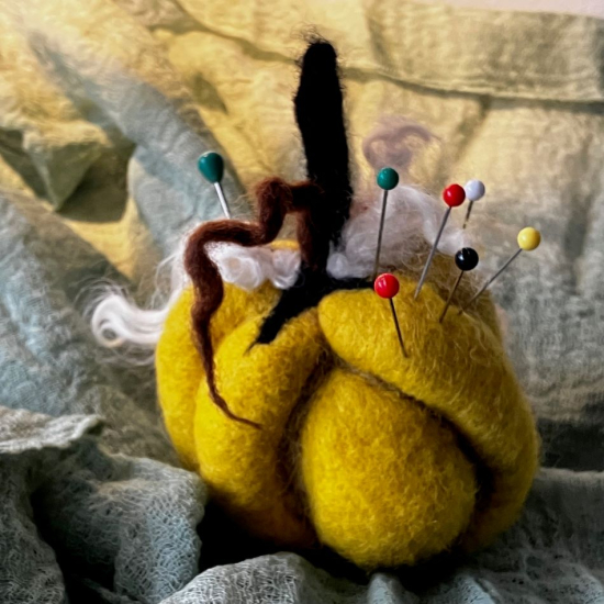 Nåldyna som en pumpa i gruppen Landshopping.se / Hem & Hantverk / Handarbete / Nålfiltning - tovning hos Landshopping (10229_2025nldynapumpa)