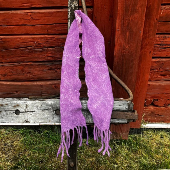 Nunotovadhalsduk i lila och rosa toner i gruppen Landshopping.se / Hem & Hantverk / Handarbete / Nålfiltning - tovning hos Landshopping (10229_2026halsduklila)
