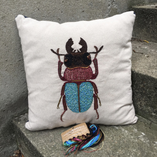 Broderikit - Kudde, Blå bagge