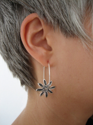 Blomörhängen i silver