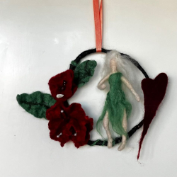 Hängande krans i ull