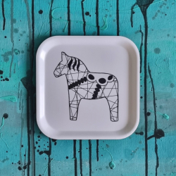 bricka/kakfat SWEDISH HORSEPOWER sv-vit 20x20 cm