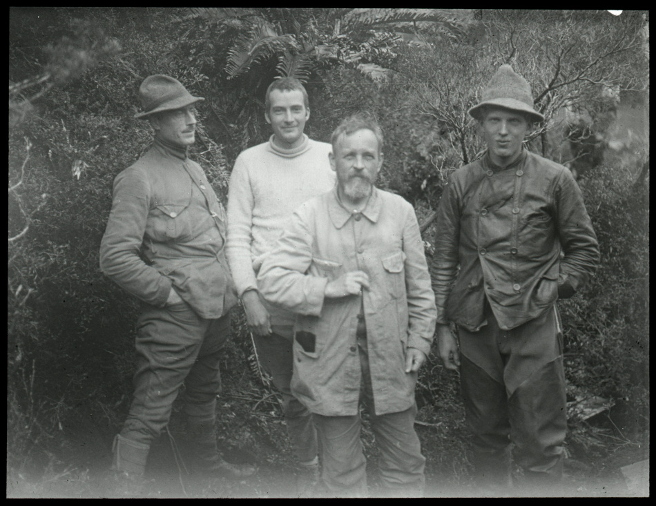 Otto tillsammans med sina medhjälpare H.N. Pallin, Sten von Rosen och Allan Bäck