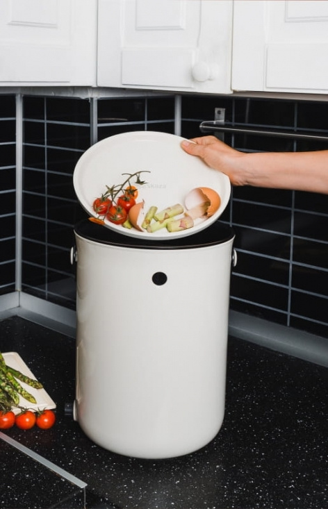 Startkit - Bokashi 2.0 gräddvit - 2 st designade hinkar för köksbänken + 1 kg strö