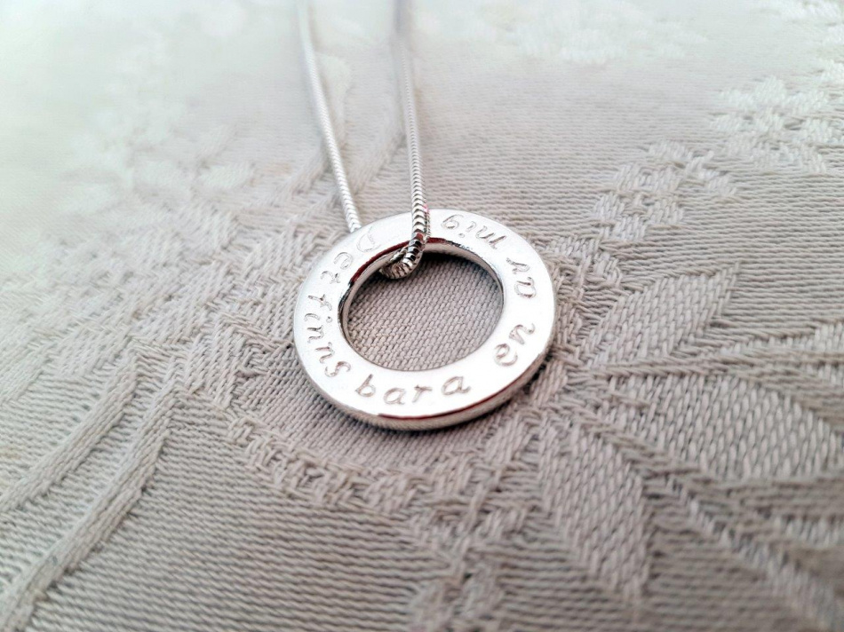 Platt ring i silver med budskap 1