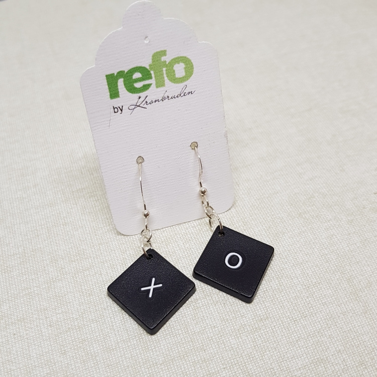 Örhängen av återvunna datortangenter, puss och kram