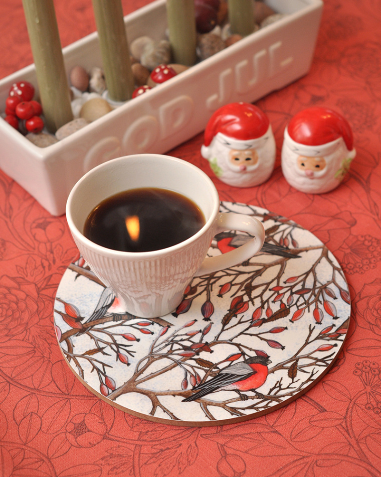 Grytunderlägg i trä med Domherrar och nypon