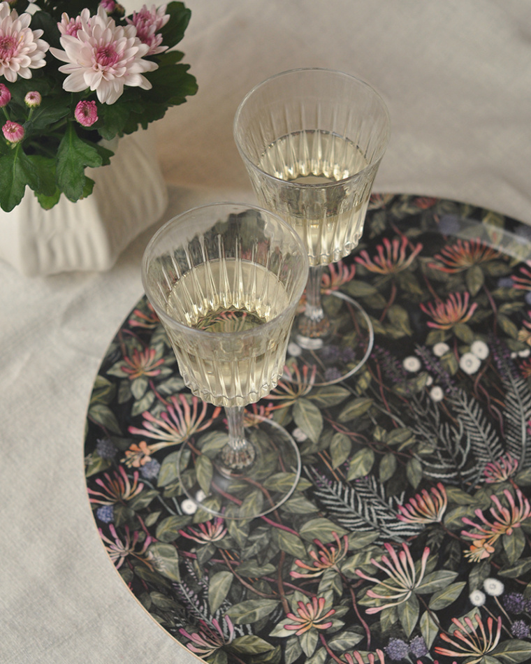 Rund bricka 38 cm med mönster Kaprifoler. Blommande Kaprifol mot mörk bakgrund.