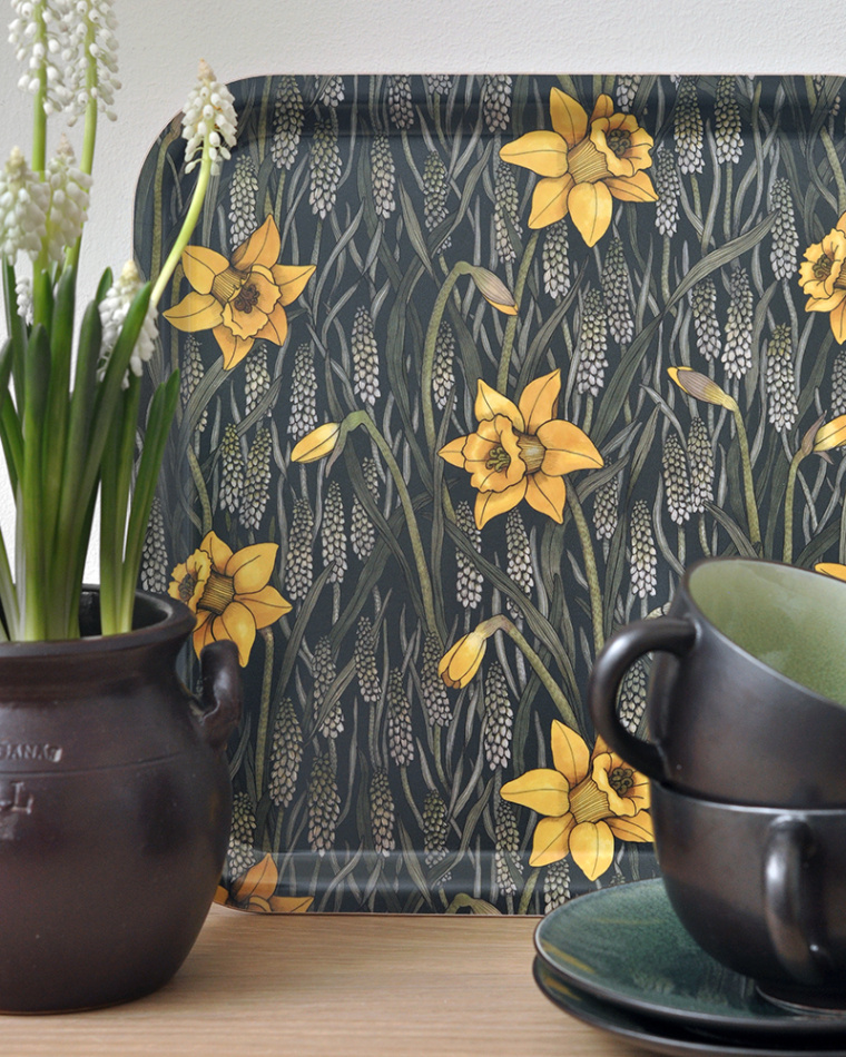 Bricka Vårpärlor mörkgrön, 32x32 cm, med mönster med påskliljor och pärlhyacint mot mörkgrå bakgrund