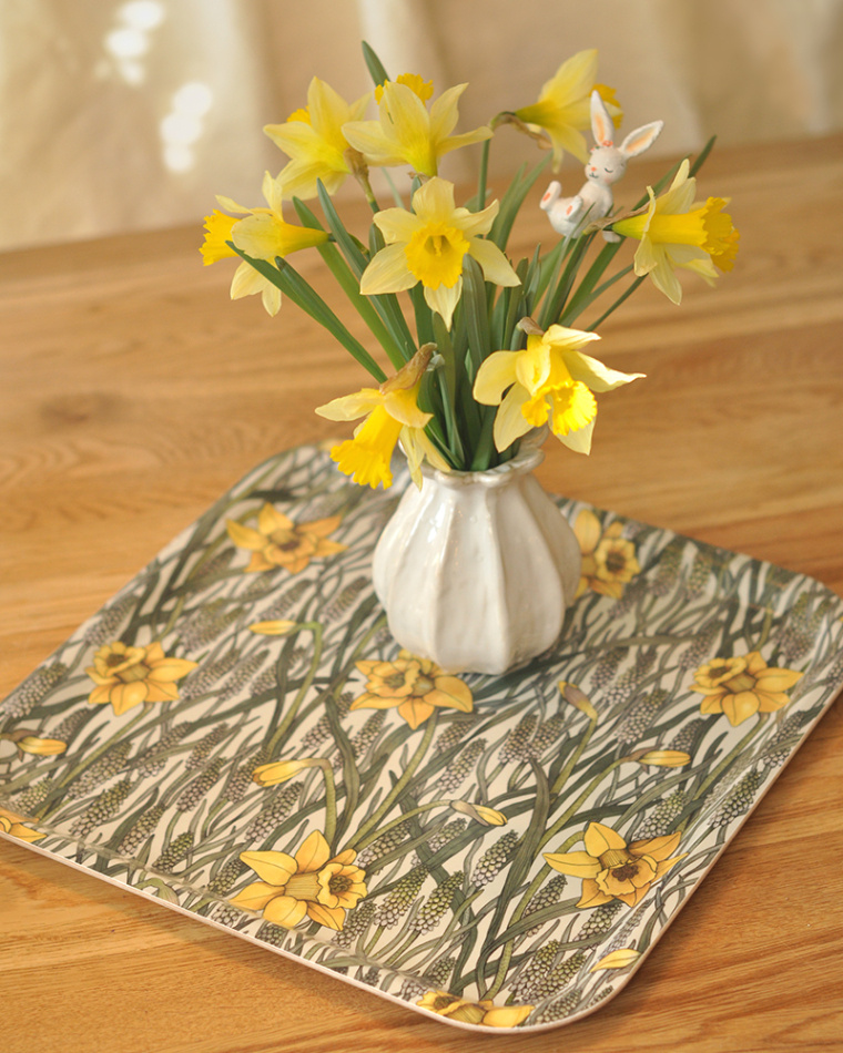 Bricka Vårpärlor vårgrön gul, med mönster med påkliljor och pärlhyacinter, passar fint till vår och påsk att fixa fint med hemma