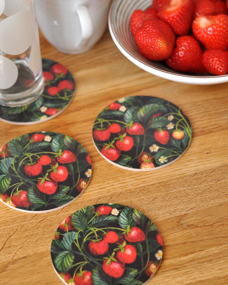 Glasunderlägg eller drinkunderlägg med mönster med jordgubbar