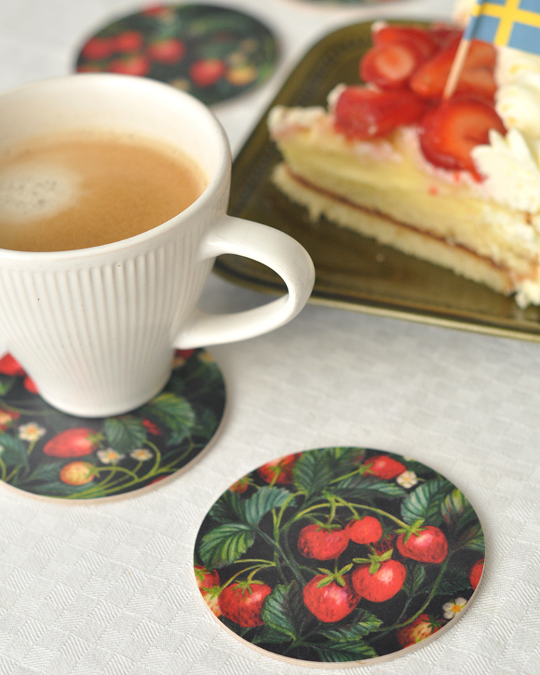 Glasunderlägg för koppar, muggar, glas, kaka, med mönster med jordgubbar, blad och blommor