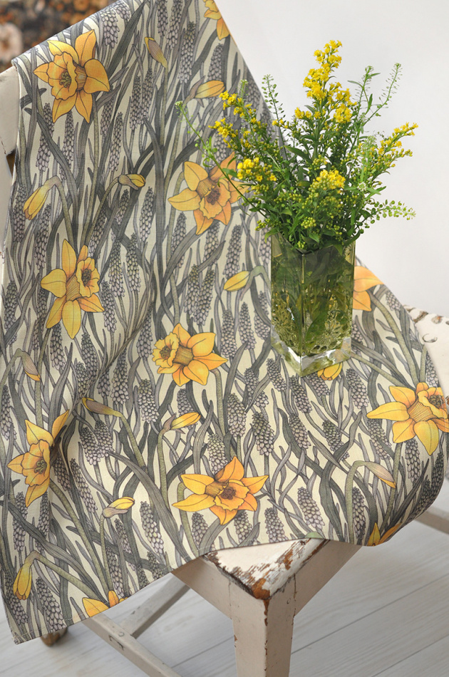 Kökshandduk Vårpärlor gul, mönster med påskliljor och pärkhyacinter, passar fint till vår och påsk