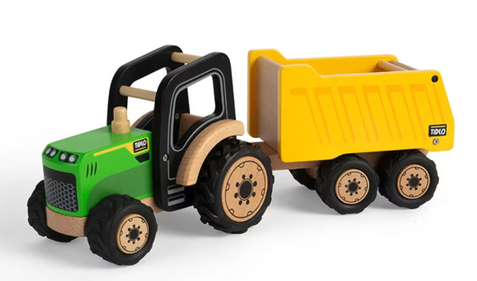 Traktor och släpvagn av trä