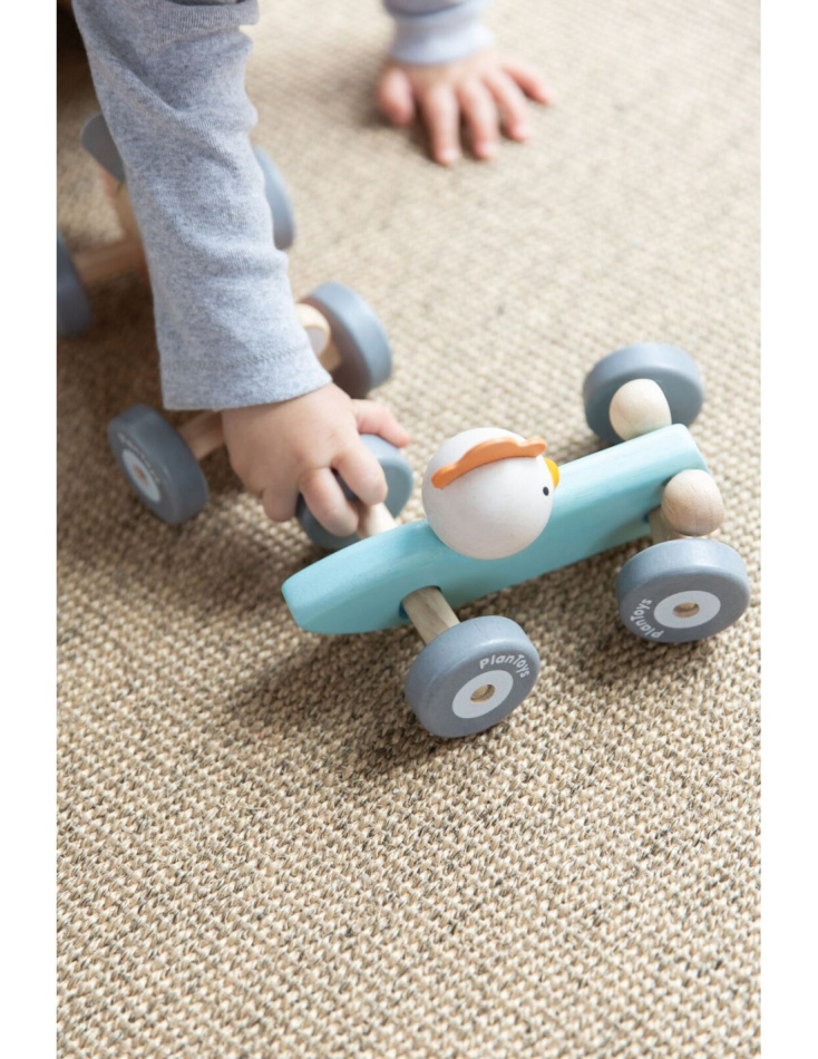 Traktor och släpvagn av trä