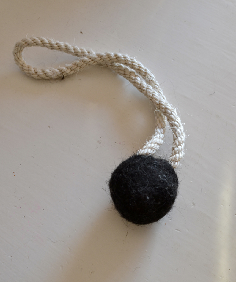 Hundleksak i svensk ull 3