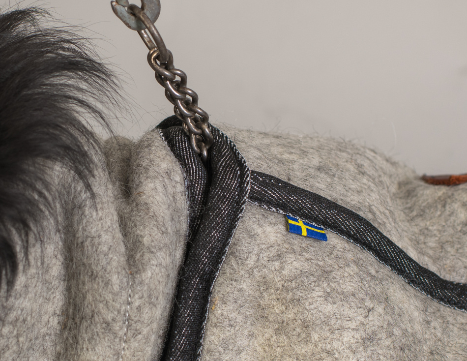 Praktiskt koppelhål vid kragen