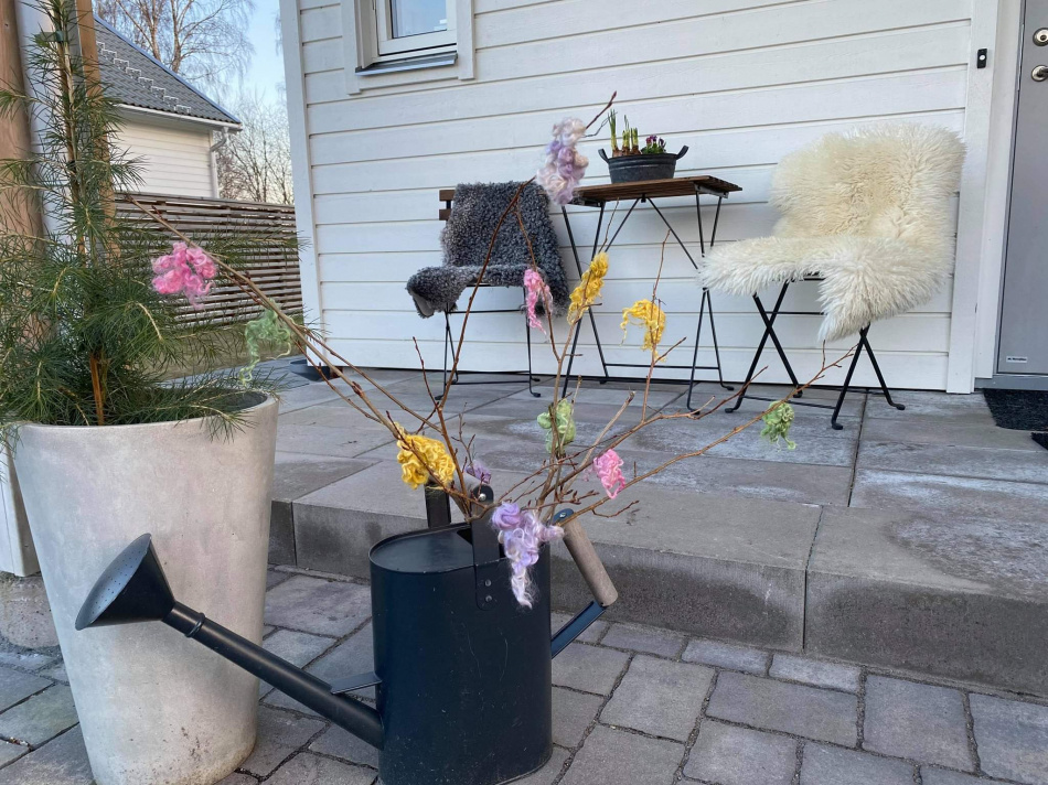 Färgad krullig ull i ris hos kund