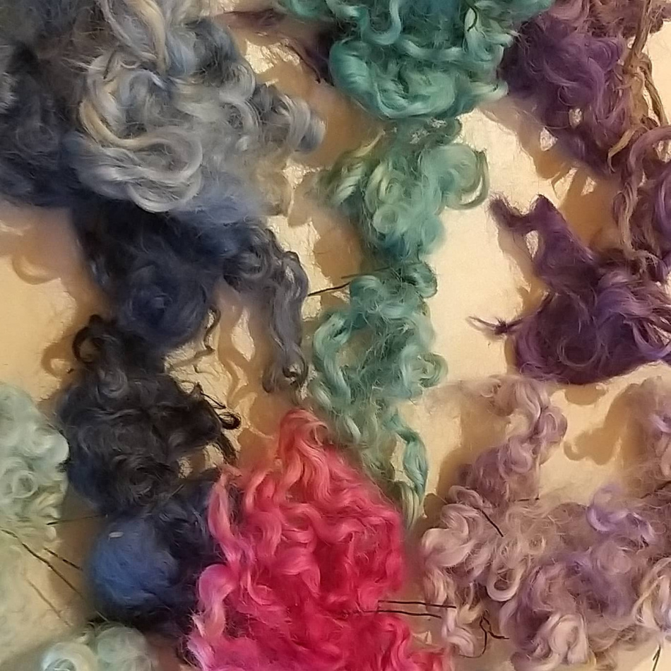 Färgade krullig ull tussar med najtråd