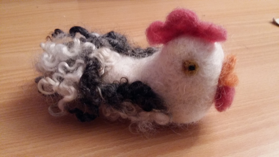 Nålfiltad höna med krullig ull som fjädrar