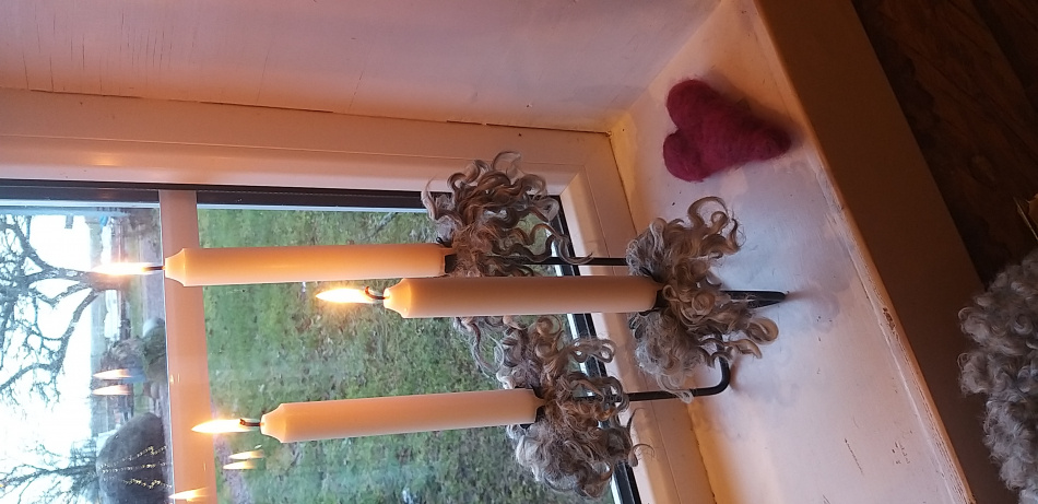 Handgjorda ljusmanschetter av krullig ull från gårdens får 5