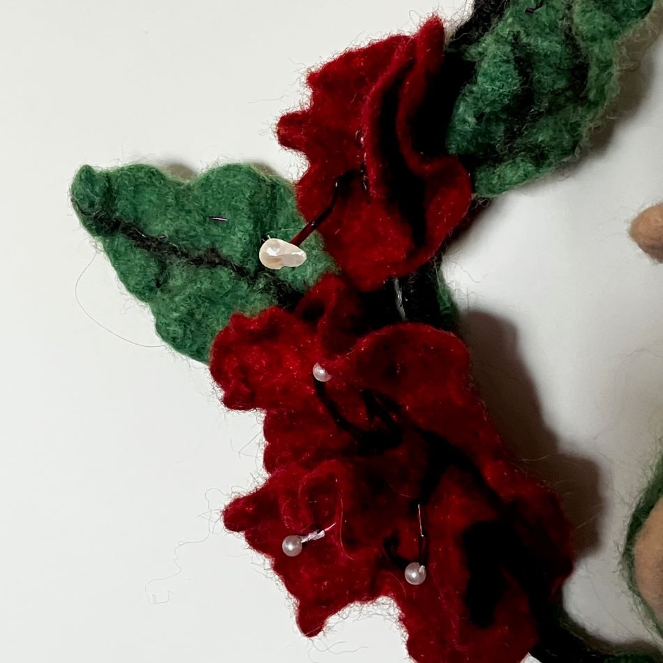 Hängande krans i ull