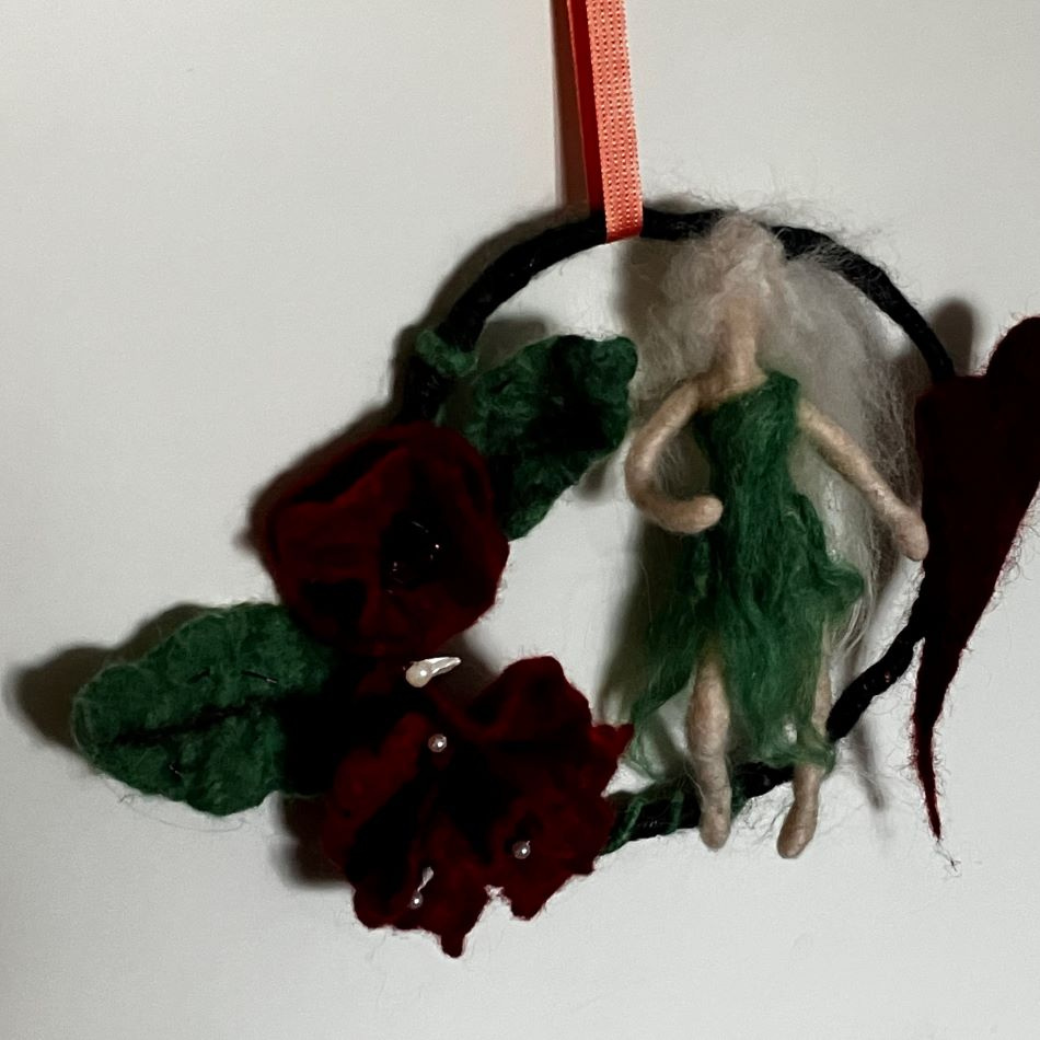 Hängande krans i ull