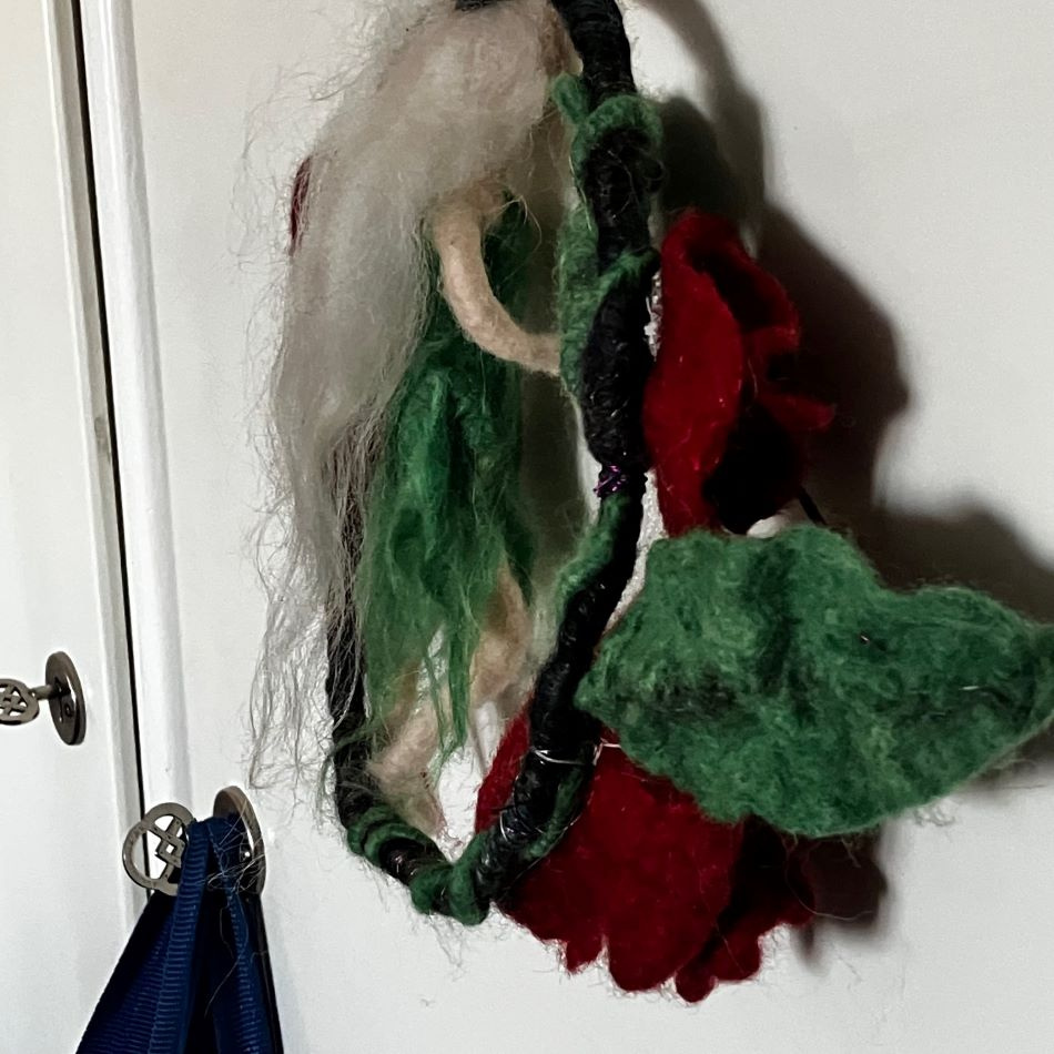 Hängande krans i ull