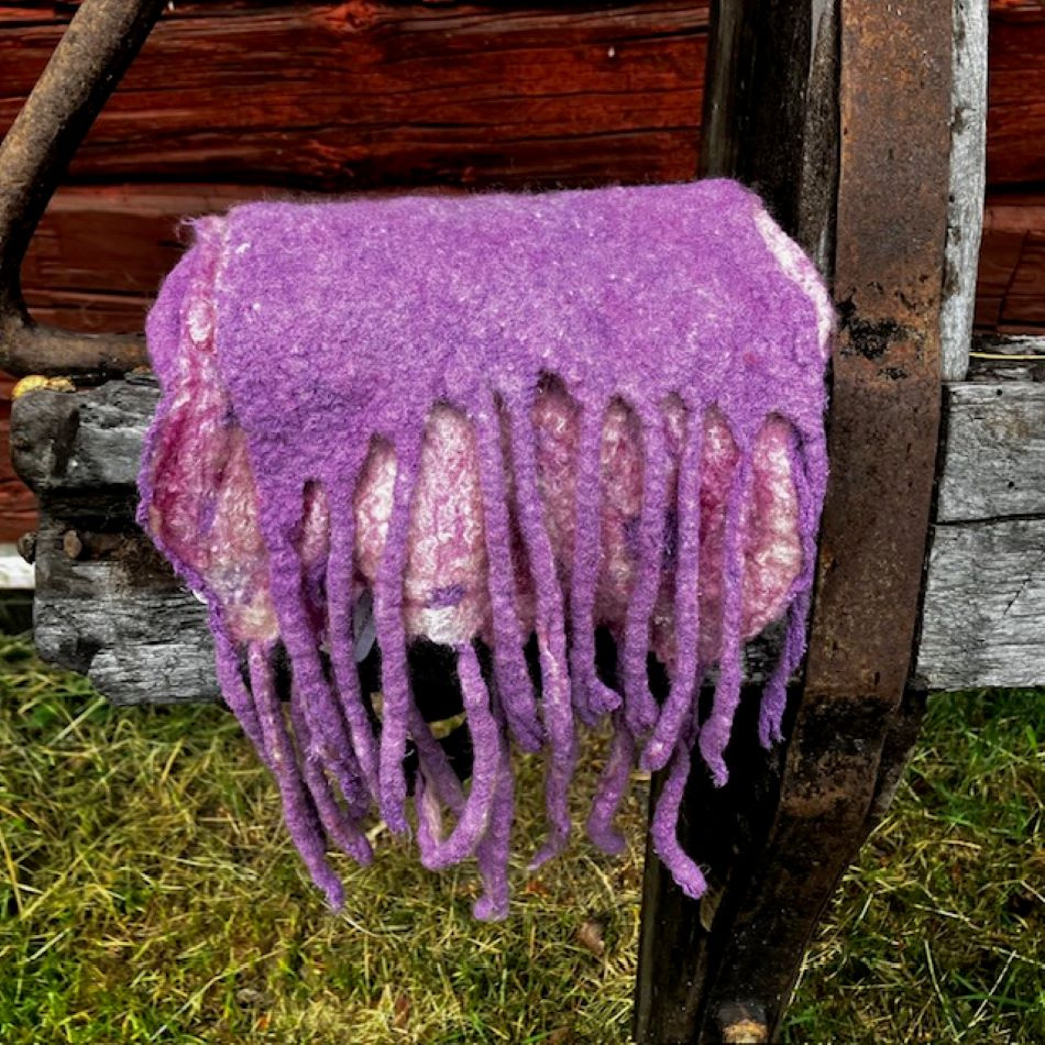 Nunotovadhalsduk i lila och rosa toner