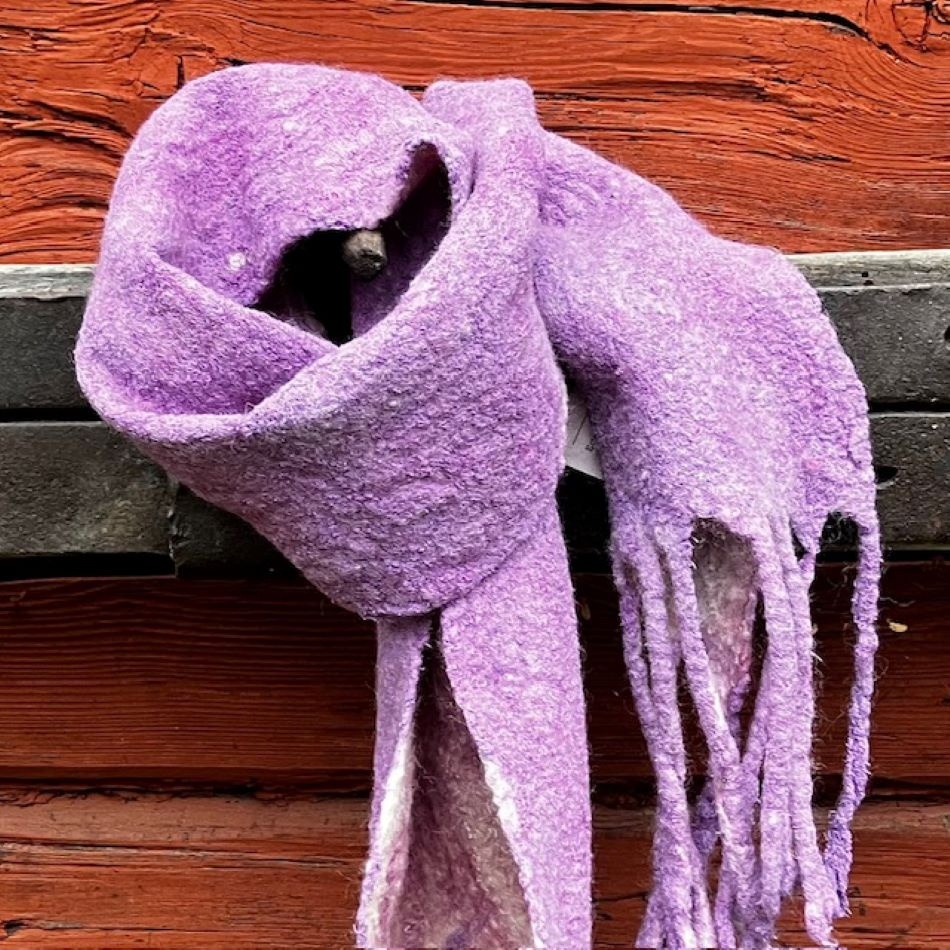 Nunotovadhalsduk i lila och rosa toner