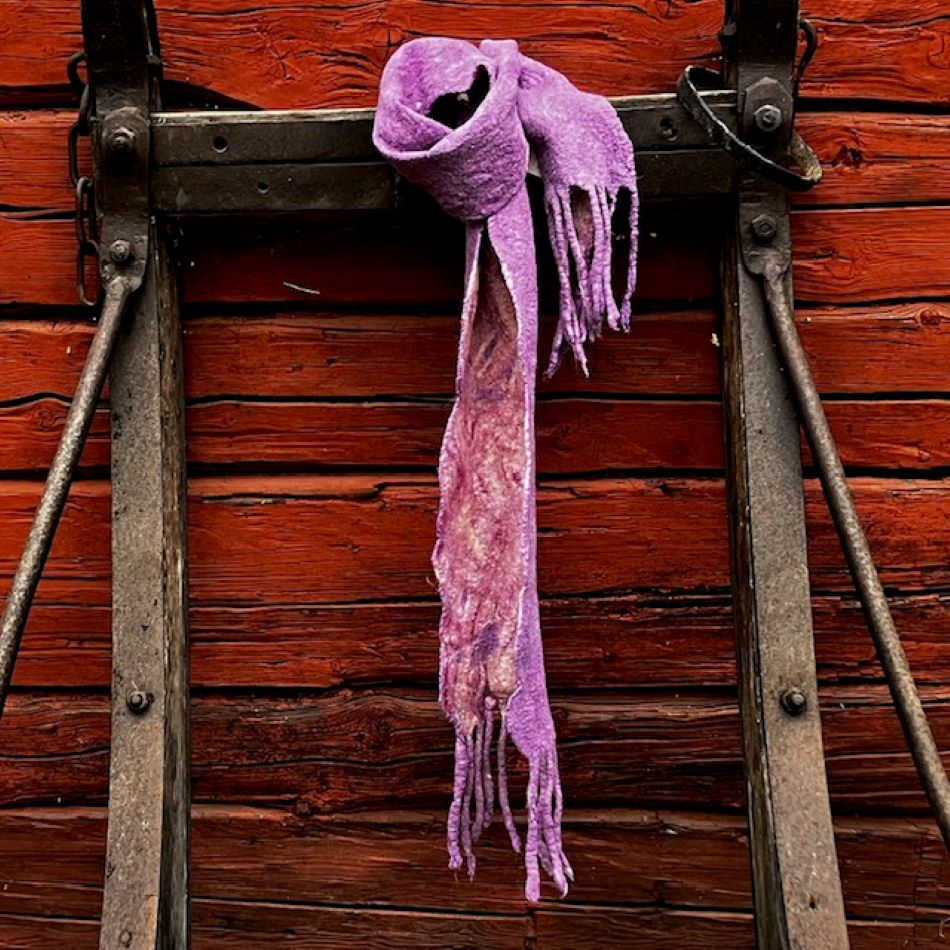 Nunotovadhalsduk i lila och rosa toner