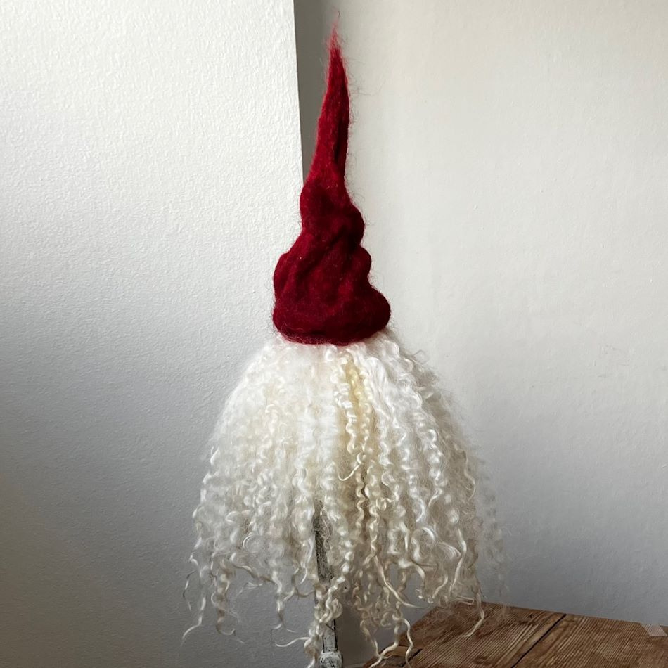 Tomte med långa ullockar