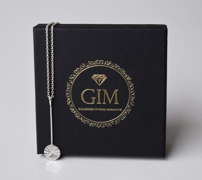 Alla smycken levereras i exklusiv ask.