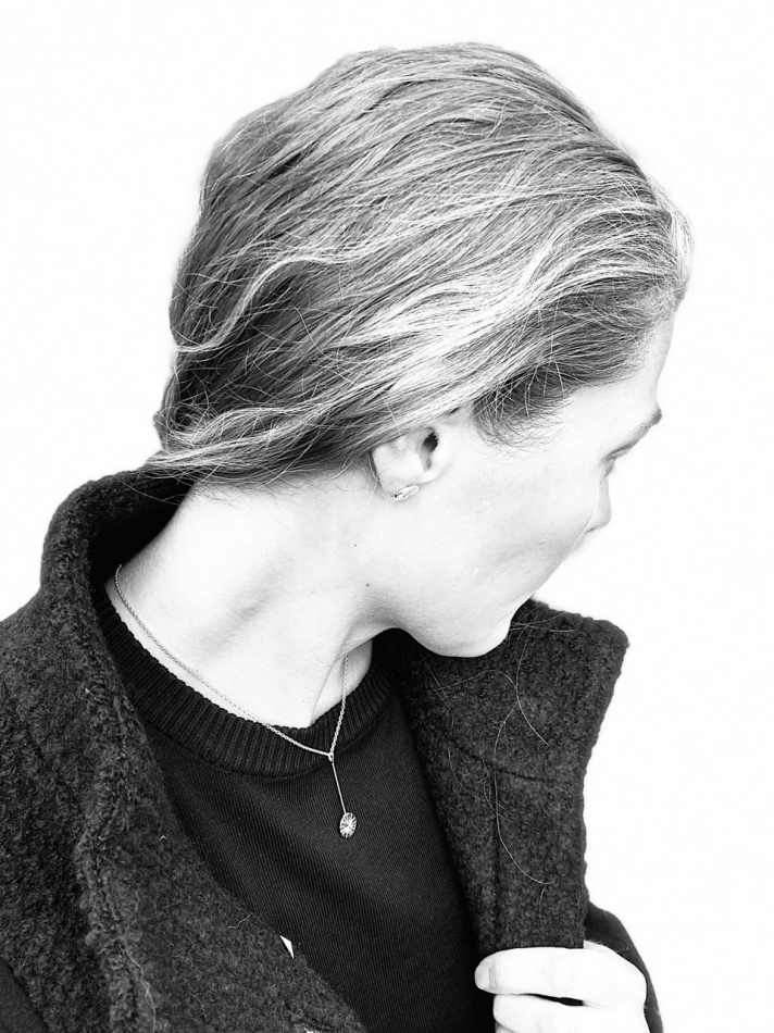 Örhängena Cecilia i 925 sterling silver.