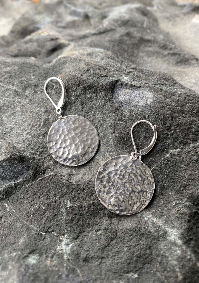 Diametern på örhänget är 23 mm.