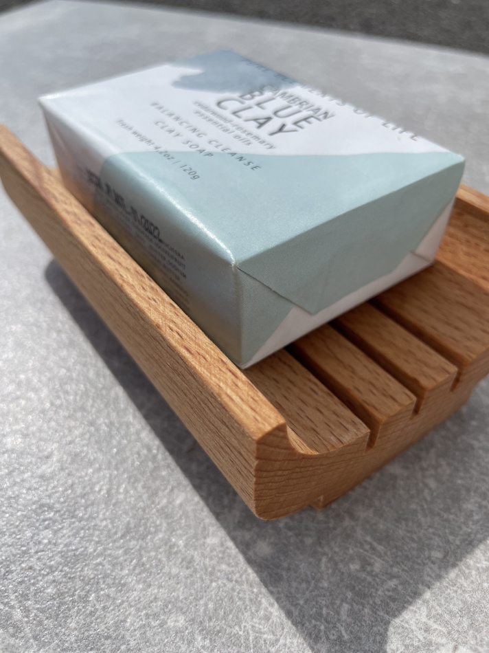 Tvålfat i bokträ med lite högre kanter