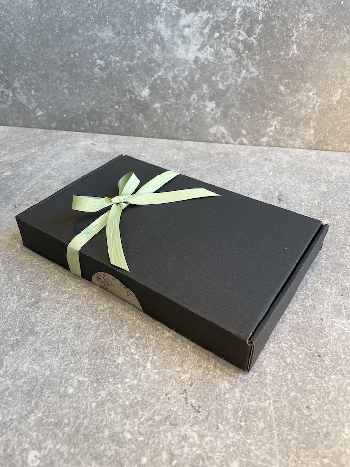 Parga- Tvål & Presentask med Tvålfat i trä & 2 st Grekiska olivtvålar