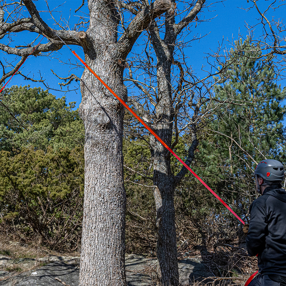 man som sågar med en kastsåg 
