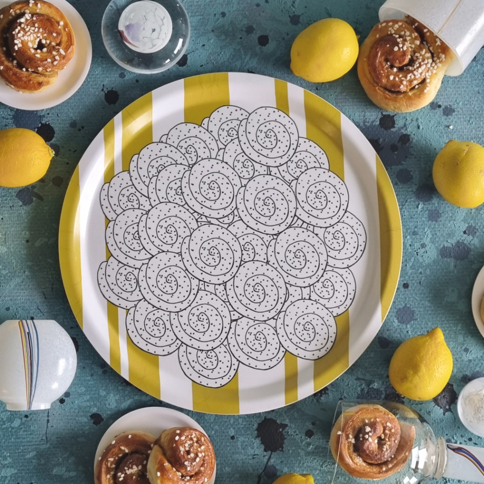 bricka SWEDISH FIKA CINNAMON gul 31 cm