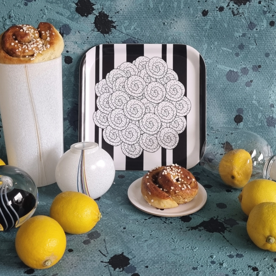 bricka/kakfat SWEDISH FIKA CINNAMON svart 20x20 cm