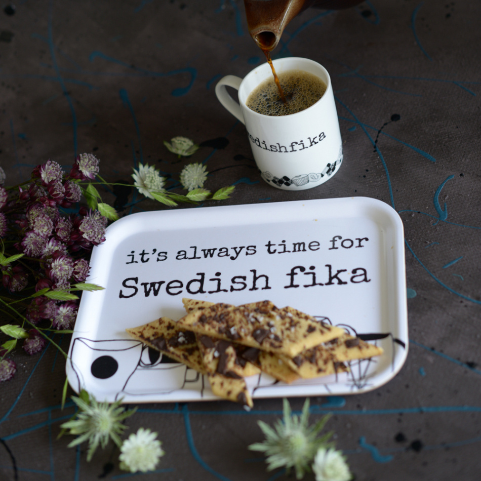 bricka SWEDISH FIKA 20x27 cm