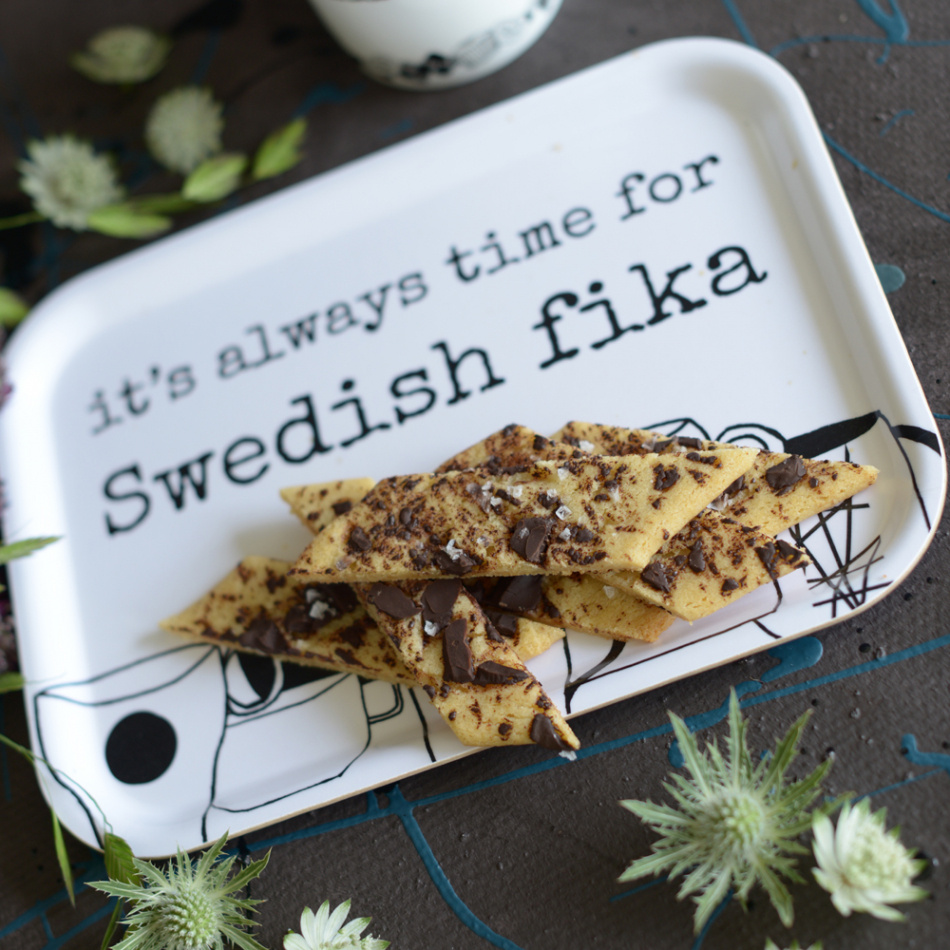 bricka SWEDISH FIKA 20x27 cm