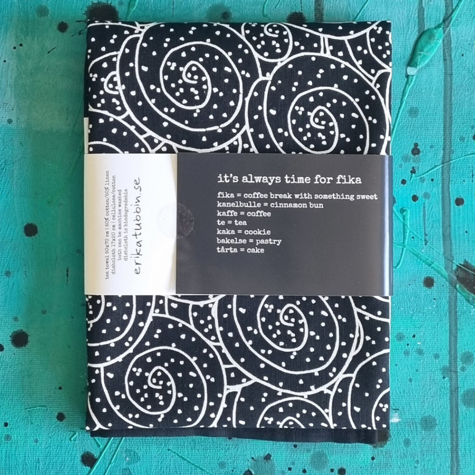 gåvoset SWEDISH FIKA CINNAMON kökshandduk + disktrasa svart-vit