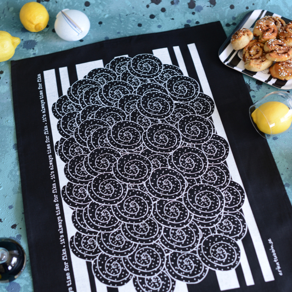 gåvoset SWEDISH FIKA CINNAMON kökshandduk + disktrasa svart-vit