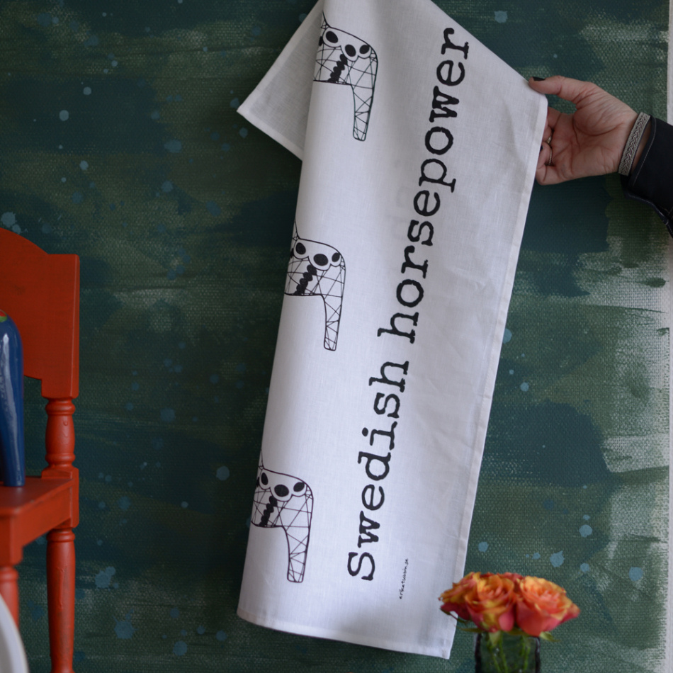 gåvoset SWEDISH HORSEPOWER kökshandduk + disktrasa svart-vit
